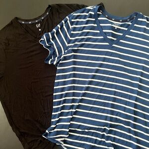 GAP V-Neck Bundle - 2 Shirts
